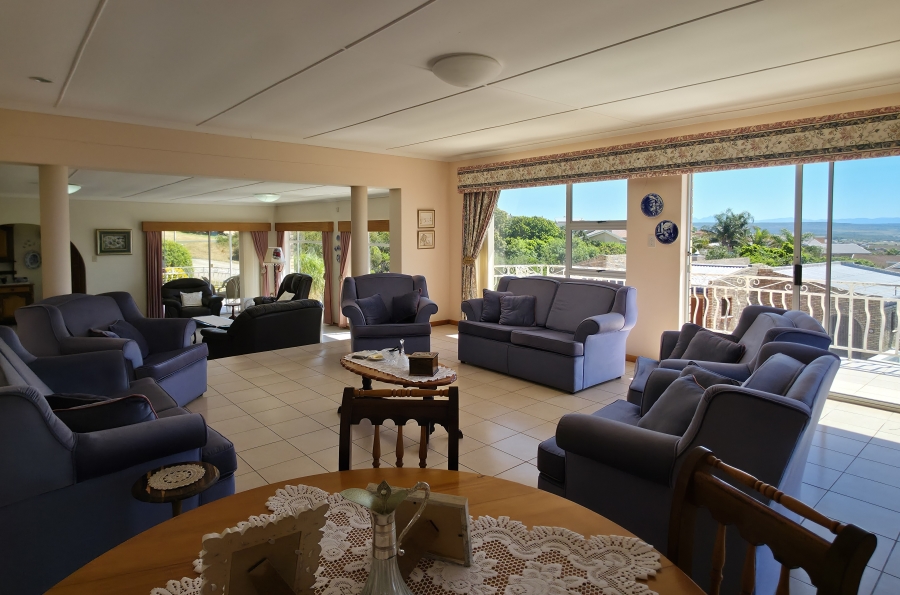 6 Bedroom Property for Sale in Wavecrest Eastern Cape